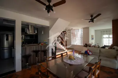 Casa - Sobrado com 4 dormitórios (sendo 2 suite(s)) a 600,00 metros praia.