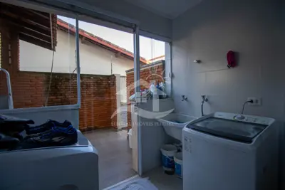 Casa - Sobrado com 4 dormitórios (sendo 2 suite(s)) a 600,00 metros praia.