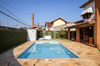Casa - Sobrado com 4 dormitórios (sendo 2 suite(s)) a 600,00 metros praia.