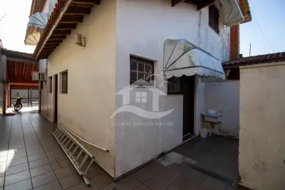 Casa - Sobrado com 4 dormitórios (sendo 2 suite(s)) a 600,00 metros praia.
