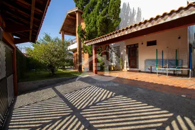 Casa - Sobrado com 4 dormitórios (sendo 2 suite(s)) a 600,00 metros praia.