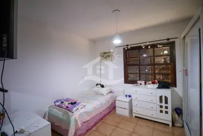Casa - Sobrado com 4 dormitórios (sendo 2 suite(s)) a 600,00 metros praia.