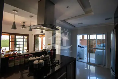 Casa - Sobrado com 4 dormitórios (sendo 2 suite(s)) a 600,00 metros praia.