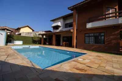 Casa - Sobrado com 4 dormitórios (sendo 2 suite(s)) a 600,00 metros praia.