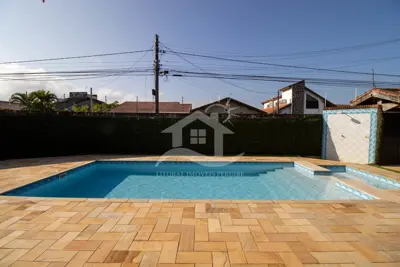 Casa - Sobrado com 4 dormitórios (sendo 2 suite(s)) a 600,00 metros praia.