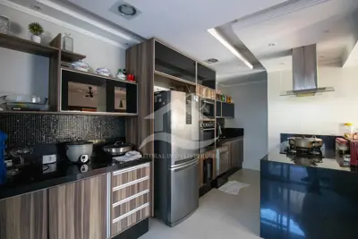 Casa - Sobrado com 4 dormitórios (sendo 2 suite(s)) a 600,00 metros praia.
