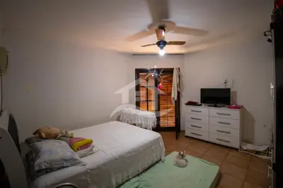 Casa - Sobrado com 4 dormitórios (sendo 2 suite(s)) a 600,00 metros praia.