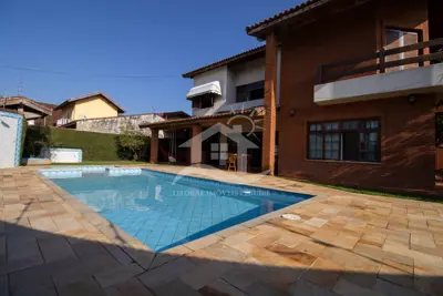 Casa - Sobrado com 4 dormitórios (sendo 2 suite(s)) a 600,00 metros praia.