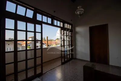 Casa - Sobrado com 4 dormitórios (sendo 2 suite(s)) a 600,00 metros praia.