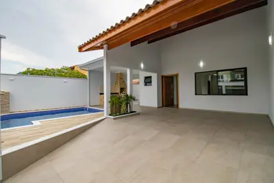 Casa - Térrea com piscina com 3 dormitórios (sendo 1 suite(s)) a 500,00 metros praia.