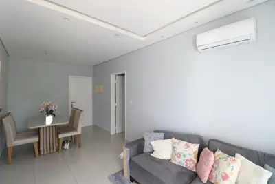 Apartamento - Amplo com 2 dormitórios (sendo 1 suite(s)) a 300,00 metros praia.