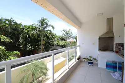 Apartamento - Amplo com 2 dormitórios (sendo 1 suite(s)) a 300,00 metros praia.