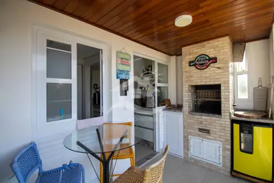 Apartamento - Amplo com 2 quartos (sendo 1 suite(s)) a 400,00 metros praia.