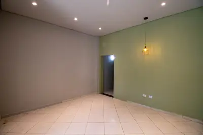 Sala - Comercial com  dormitórios  a 400,00 metros praia.