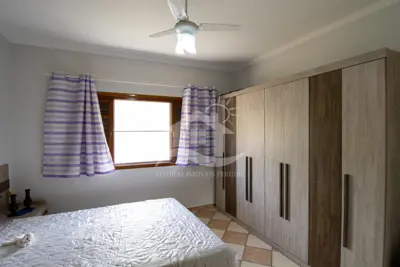 Casa - Térrea com piscina com 3 dormitórios (sendo 1 suite(s)) a 200,00 metros praia.