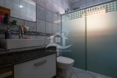 Casa - Térrea com piscina com 3 dormitórios (sendo 1 suite(s)) a 200,00 metros praia.