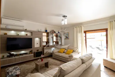 Casa - Térrea com piscina com 3 dormitórios (sendo 1 suite(s)) a 200,00 metros praia.