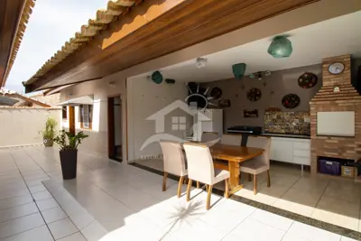 Casa - Térrea com piscina com 3 dormitórios (sendo 1 suite(s)) a 200,00 metros praia.