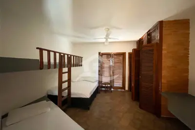 Casa - Sobrado com 3 dormitórios (sendo 1 suite(s)) a 150,00 metros praia.