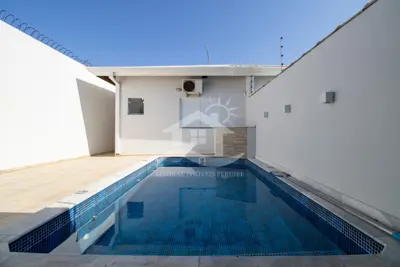 Casa - Térrea com piscina com 2 dormitórios (sendo 1 suite(s)) a 3,00 metros praia.