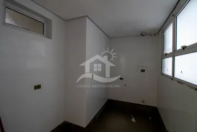 Apartamento - Amplo com 3 dormitórios (sendo 2 suite(s)) a 750,00 metros praia.