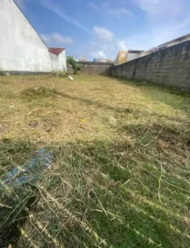 Terreno - Limpo com  quartos  a 1000,00 metros praia.