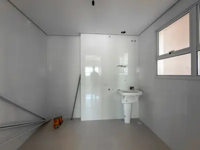 Apartamento - Amplo com 2 quartos (sendo 1 suite(s)) a 750,00 metros praia.