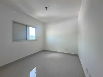 Apartamento - Amplo com 2 quartos (sendo 1 suite(s)) a 750,00 metros praia.