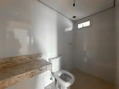 Apartamento - Amplo com 2 quartos (sendo 1 suite(s)) a 750,00 metros praia.