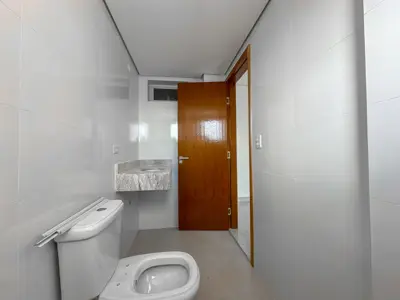 Apartamento - Cobertura com 2 quartos (sendo 1 suite(s)) a 750,00 metros praia.