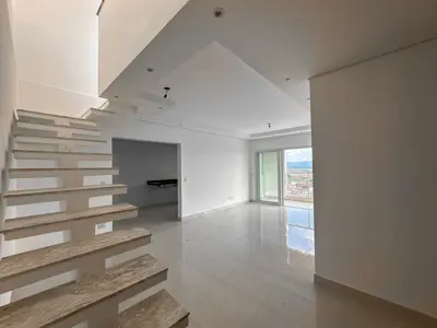 Apartamento - Cobertura com 2 quartos (sendo 1 suite(s)) a 750,00 metros praia.