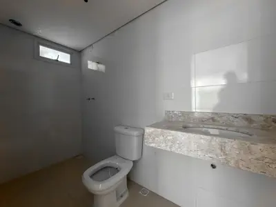 Apartamento - Cobertura com 2 quartos (sendo 1 suite(s)) a 750,00 metros praia.