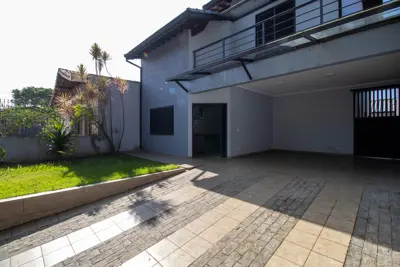Casa - Sobrado com 4 quartos (sendo 3 suite(s)) a 300,00 metros praia.