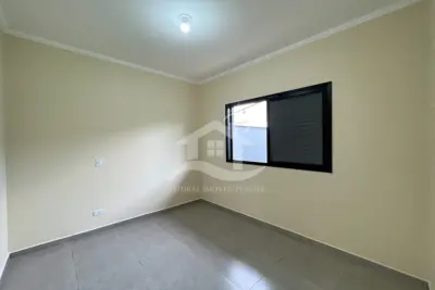 Casa - Sobreposta / baixo com 2 dormitórios (sendo 1 suite(s)) a 3000,00 metros praia.