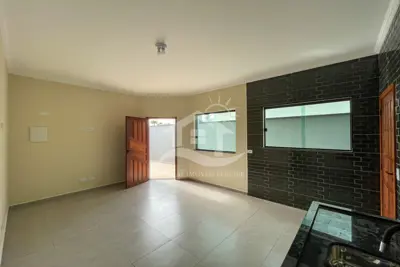 Casa - Sobreposta / baixo com 2 dormitórios (sendo 1 suite(s)) a 3000,00 metros praia.