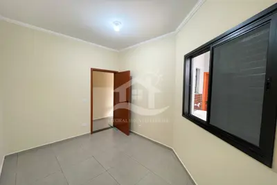 Casa - Sobreposta / baixo com 2 dormitórios (sendo 1 suite(s)) a 3000,00 metros praia.