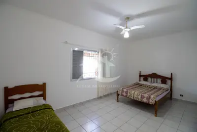 Casa - Térrea com Edícula com 5 dormitórios (sendo 1 suite(s)) a 0,00 metros praia.