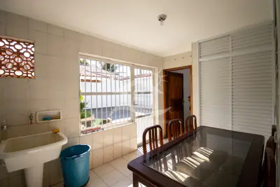 Casa - Térrea com Edícula com 5 dormitórios (sendo 1 suite(s)) a 0,00 metros praia.