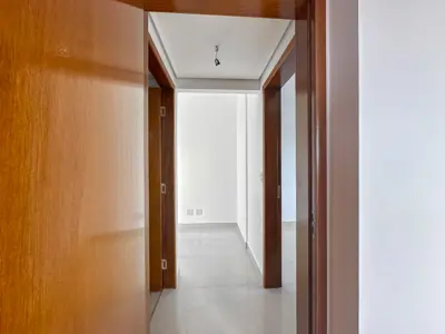 Apartamento - Amplo com 2 quartos (sendo 1 suite(s)) a 750,00 metros praia.