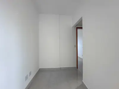 Apartamento - Amplo com 2 quartos (sendo 1 suite(s)) a 750,00 metros praia.