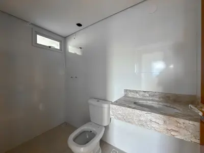 Apartamento - Amplo com 2 quartos (sendo 1 suite(s)) a 750,00 metros praia.