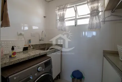 Apartamento - Amplo com 2 dormitórios (sendo 1 suite(s)) a 450,00 metros praia.