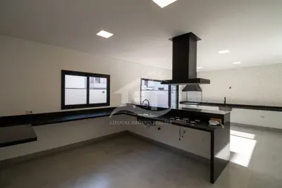 Casa - Sobrado Novo com 4 dormitórios (sendo 4 suite(s)) a 900,00 metros praia.