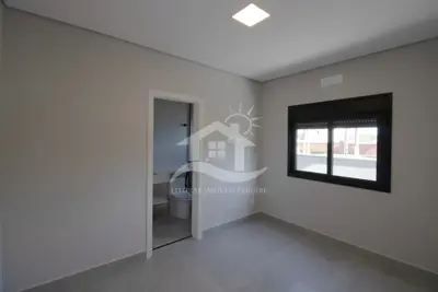 Casa - Sobrado Novo com 4 dormitórios (sendo 4 suite(s)) a 900,00 metros praia.