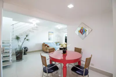 Apartamento - Cobertura com 3 dormitórios (sendo 1 suite(s)) a 600,00 metros praia.