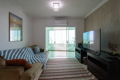 Apartamento - Cobertura com 3 dormitórios (sendo 1 suite(s)) a 600,00 metros praia.