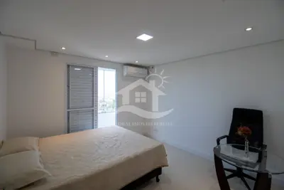 Apartamento - Cobertura com 3 dormitórios (sendo 1 suite(s)) a 600,00 metros praia.