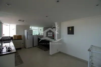 Apartamento - Cobertura com 3 dormitórios (sendo 1 suite(s)) a 600,00 metros praia.