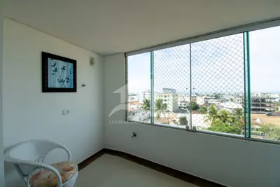 Apartamento - Cobertura com 3 dormitórios (sendo 1 suite(s)) a 600,00 metros praia.