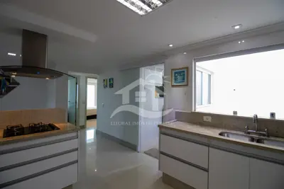 Apartamento - Cobertura com 3 dormitórios (sendo 1 suite(s)) a 600,00 metros praia.